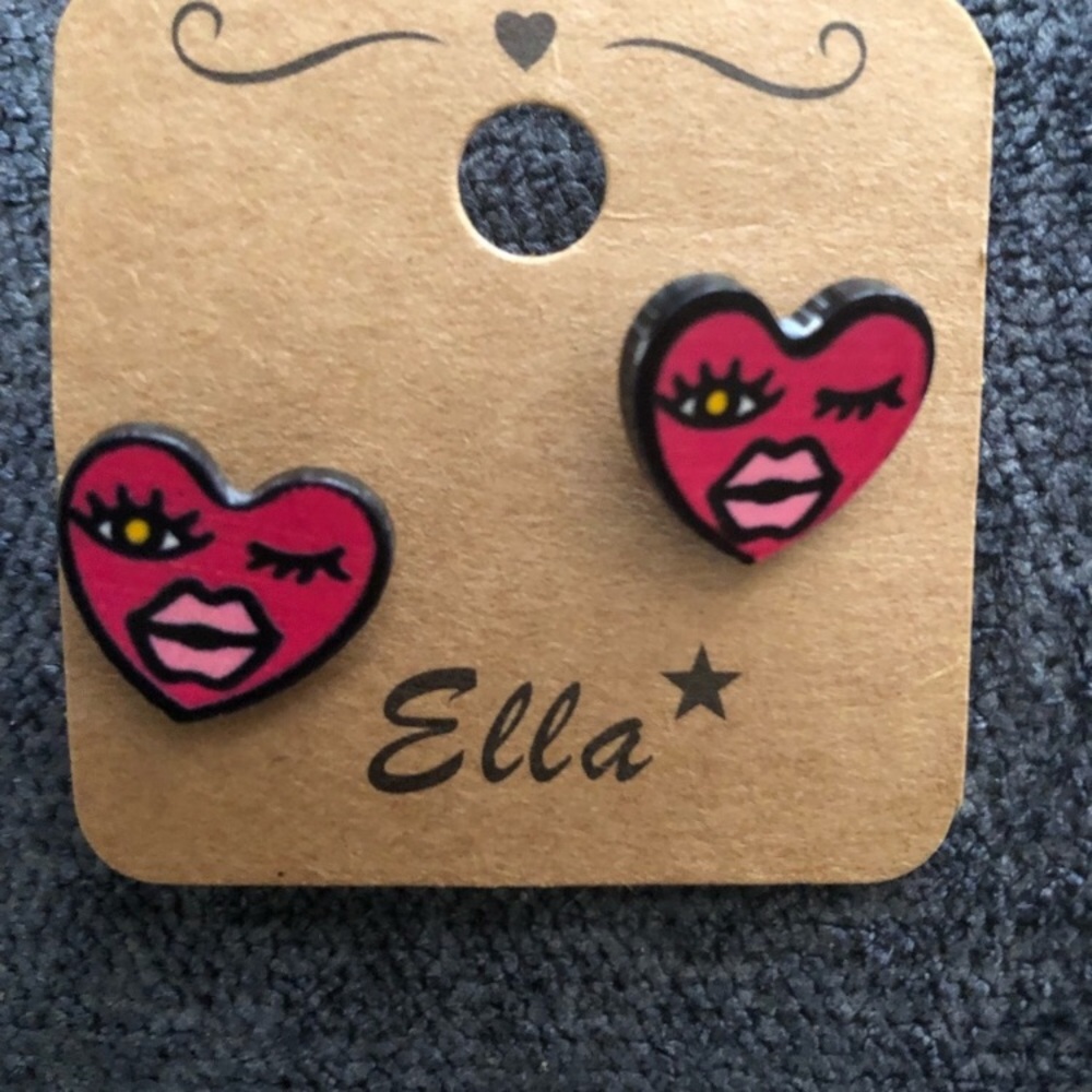 Pink face winking eye stud earrings